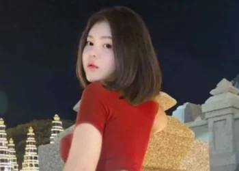 FOTO/ Pozoi para një statuje mbretërore në mënyrë sensuale, modelja rrezikon 5 vite burg