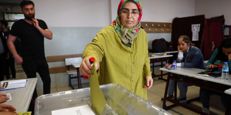 A person votes during the second round of the presidential election in Istanbul, Turkey May 28, 2023. REUTERS/Hannah McKay