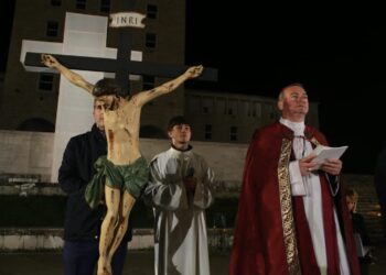 “Udha e Kryqit”/Besimtarët katolikë kremtojnë ritin e shenjtë te sheshi Nënë Tereza (FOTO)