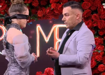 FOTO/ Ajo tha PO! Ish-banori i Big Brother VIP i propozon për martesë partneres së tij në studio