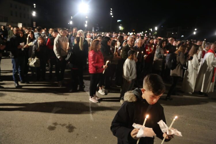 “Udha e Kryqit”/Besimtarët katolikë kremtojnë ritin e shenjtë te sheshi Nënë Tereza (FOTO)