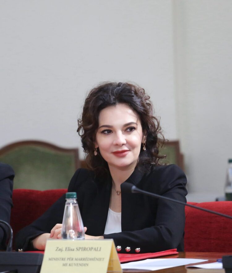 Ministrja Spiropali festoi 41-vjetorin e lindjes, ja surpriza që i bënë kolegët