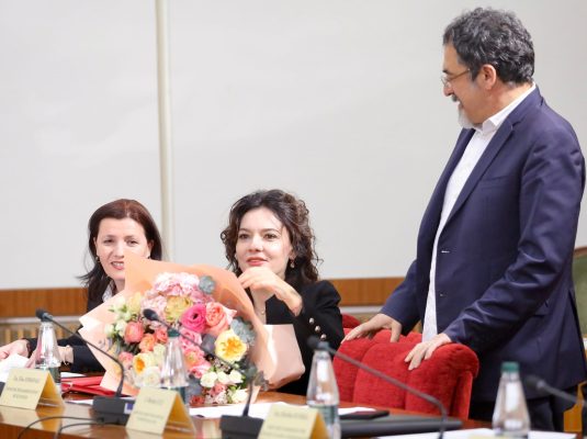 Ministrja Spiropali festoi 41-vjetorin e lindjes, ja surpriza që i bënë kolegët