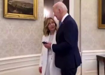 VIDEO që po thyen rrjetin: Biden puth në kokë Melonin gjatë një takimi në Shtëpinë e Bardhë