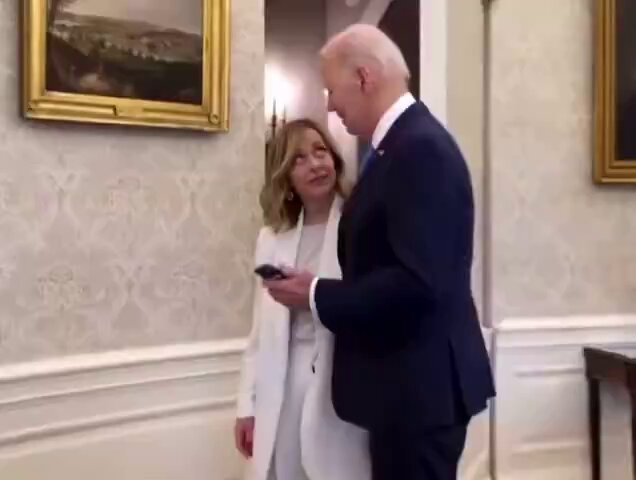 VIDEO që po thyen rrjetin: Biden puth në kokë Melonin gjatë një takimi në Shtëpinë e Bardhë