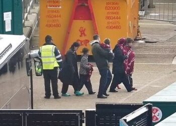 Taksi vetëm për gra e fëmijë/ Zbulohet skema e re e trafikantëve për të bashkuar familjarët me shqiptarët që ndodhen në Angli