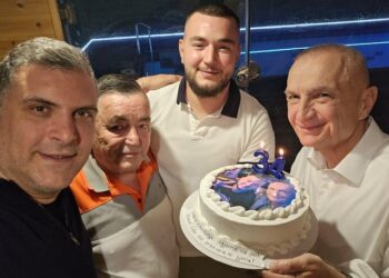 FOTOALAJM/ Ilir Meta humb toruan, sherr me komentuesin në Facebook: Sa ordiner patronazhist qënke…