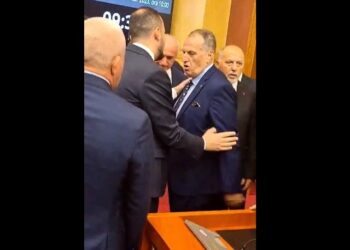 Rikthimi i seancave normale/Qefalia: Kaosin në Kuvend e krijuan deputetët e Bashës për protagonizëm