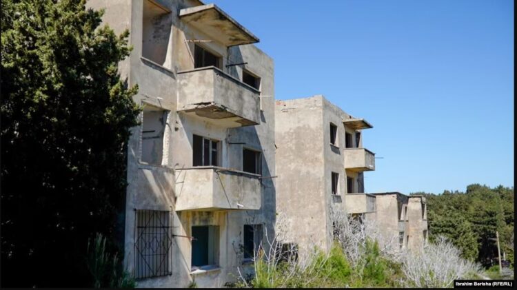 FOTO/ Brenda Sazanit, çfarë ndodh në ishullin ku dhëndri i Trump planifikon ndërtimin e një resorti luksoz