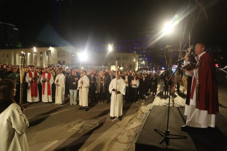 “Udha e Kryqit”/Besimtarët katolikë kremtojnë ritin e shenjtë te sheshi Nënë Tereza (FOTO)