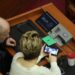 FOTOLAJM / Deputeti i zgjedhur me vota sa një Kryeplak çuditet me telefonin e Kryemadhit