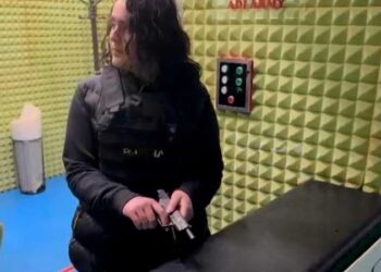 Dalin pamjet nga qitja në poligon, Hygerta Meta e vetmja që kap armën, djemtë refuzojnë
