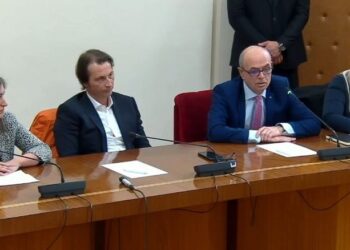 “Janë thirrur skifterët e palëve…”, Koçi debaton me Korreshin te Komisioni për Shëndetësinë: Njollë e zezë e parlamentarizmit