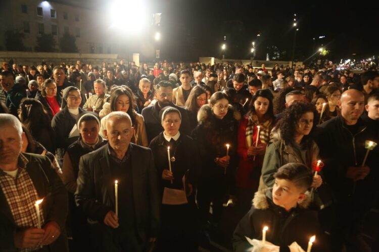 “Udha e Kryqit”/Besimtarët katolikë kremtojnë ritin e shenjtë te sheshi Nënë Tereza (FOTO)