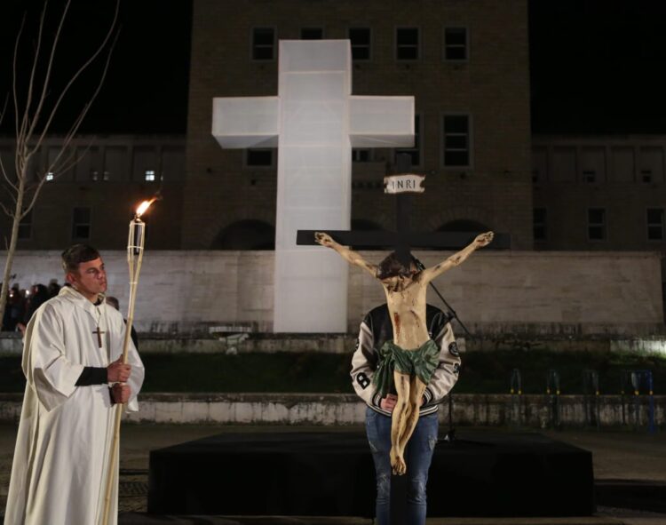 “Udha e Kryqit”/Besimtarët katolikë kremtojnë ritin e shenjtë te sheshi Nënë Tereza (FOTO)