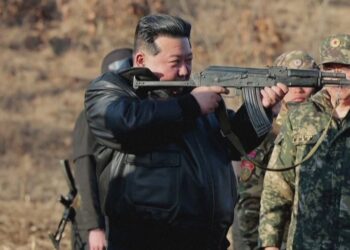 Kim Jong-Un shfaqet me kallashnikov, kërcënon Korenë e Jugut me stërvitje ushtarake