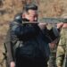 Kim Jong-Un shfaqet me kallashnikov, kërcënon Korenë e Jugut me stërvitje ushtarake