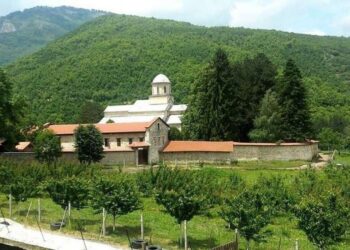 “Më mirë vonë se kurrë”, Rama mbështet vendimin e Kosovës që i jep 24 hektarë tokë Manastirit të Deçanit