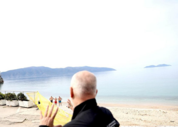 VIDEO/ “O gjigand hajde provoje, se je djalë i ri”, vlonjati e fton për t’u larë në det, Rama: I kemi ndarë punët