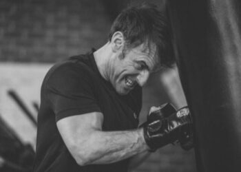 Presidenti francez tregon muskujt, Macron publikon fotot duke bërë boks