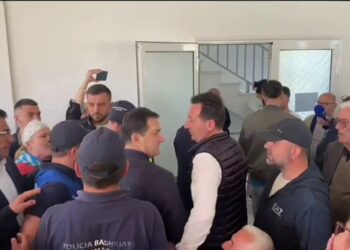 VIDEOLAJM/ Përkrahësi i Belerit pështyn Vangjel Tavon, tension në Këshillin Bashkiak të Himarës