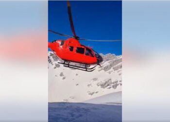VIDEO/ Alpinistët e bllokuar në Jezercë, momenti kur helikopteri i Emergjencave u shkon për ndihmë