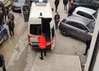 U dëmtua nga shpërthimi në Lushnjë, deputeti socialist i nënshtrohet ndërhyrjes kirurgjikale. Të plagosurit, drejt Traumës