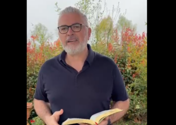 VIDEOLAJM / Deputeti socialist rikthehet si pastor, citon për besimtarët Biblën me rastin e Pashkëve