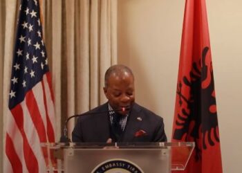 ‘Shqiptarët po bëjnë hapa të guximshëm’, ndihmës sekretari i SHBA takim me gjyqtarë e prokurorë: Mos u dorëzoni