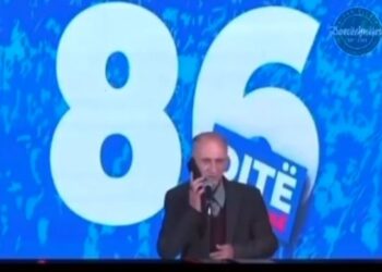 VIDEOLAJM / Shkon të mbajë fjalim poshtë Berishës, por i bie telefoni: Ho mi, se jam te doktori!