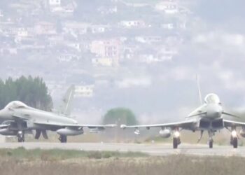 VIDEO / Avionë luftarakë e dronë! NATO dhuron spektakël mbi qiellin e Kuçovës
