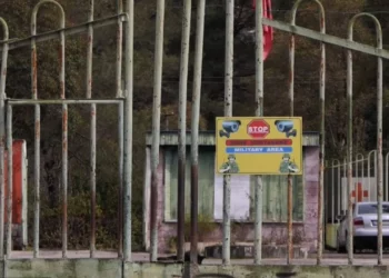 “Shtëpia” e automatikut shqiptar/ Uzina e armëve në Çekin të Gramshit është jashtë funksionit, vetëm demonton