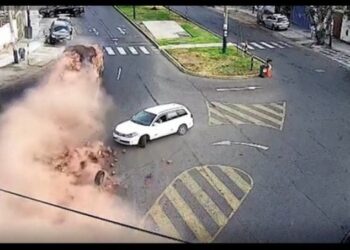 VIDEO/ Nuk i punonin frenat, kamioni i ngarkuar tulla përplas çdo gjë që gjen përpara
