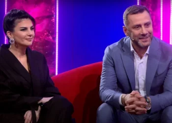 Mark Frroku surprizon partneren e tij Rudina Dembacaj, habitet aktorja! Si nisi historia e dashurisë së tyre: Më tërhiqte…!