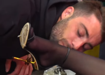 VIDEO/ Moment “pikant” në BBVA: Meritoni heq me dhëmbë këpucën e Rike Roçit