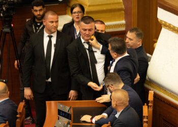 Emrat/ Shkaktuan kaos në seancën e djeshme plenare, PS kërkon masë disiplinore për tre deputetët e opozitës