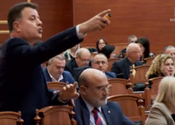VIDEO/ Noka i bllokon mikrofonin deputetit të PS e nuk lë të marrë fjalën, Nikolla mbyll seancën brenda pak minutash