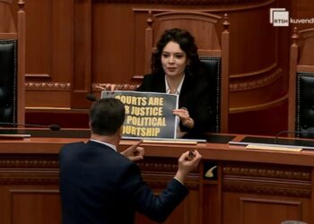 FOTO-LAJM/ Noka i vendosi pankartën në tryezë Spiropalit: Ja si reagoi ministrja! Garda në distancë