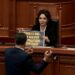 FOTO-LAJM/ Noka i vendosi pankartën në tryezë Spiropalit: Ja si reagoi ministrja! Garda në distancë