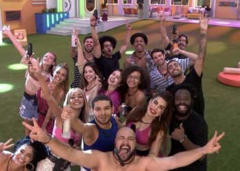 VIDEO/ “Tërbohen” live banorët e “reality show”, zhvishen nudo dhe hidhen në pishinë