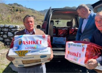 FOTOLAJM/ Emigranti mysliman shpërndan ndihma për festën e Pashkëve në Pukë