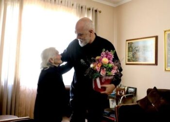 FOTO-LAJM/ Rama i dorëzon kartën e anëtarësisë socialistes 100 vjeçe në Lushnjë