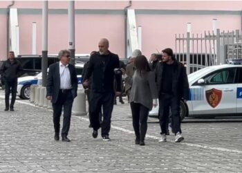 Rama inspekton mjediset e jashtme të stadiumit në Shkodër, shoqërohet nga Beci e presidenti i Vllaznisë