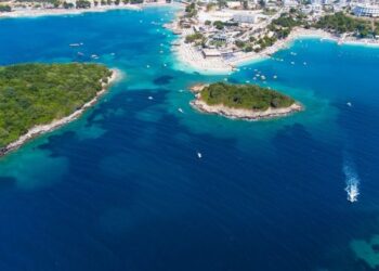 ”Voyages et Tourisme”: Riviera shqiptare, ndërthurje unike e ujërave të kristalta, plazheve ranore dhe qetësisë