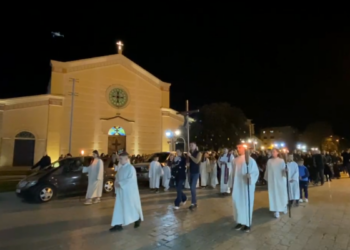 E Premtja e Zezë, besimtarët në Shkodër përkujtojnë kalvarin e vuajtjeve të Jezu Krishtit