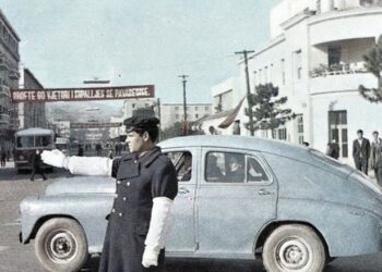 Gazetari britanik në Shqipëri, në ’63-in: Burrat shqiptarë të pashëm e të egër, kishin një zakon të veçantë e simpatik