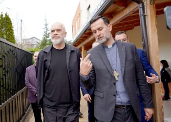 Rama batuta me Dom Gjergj Metën në shkollën profesionale në Rrëshen: Kur vijmë ne, bien kambanat