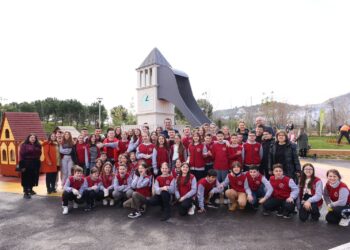 Nxënësit e “Servete Maçit” mbjellin pemë për mësuesit, Veliaj: Na duhen qytetarë të mirë, që vendi të ecë përpara