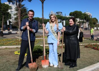 8 Marsi, gratë sipërmarrëse të Tiranës mbjellin pemë, Veliaj: Faleminderit që iu bashkuat nismës për të lënë shenjë në qytet