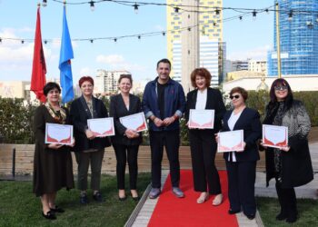 8 marsi, Veliaj nderon me certifikata mirënjohjeje punonjëset në prag pensioni: Faleminderit për sakrificën dhe punën e palodhur